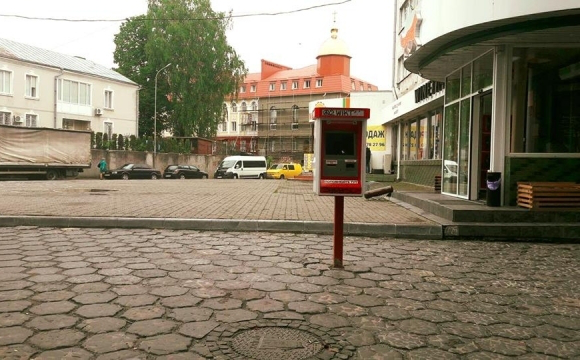 Львів'янин без дозволу встановив кілька платіжних терміналів в центрі Луцька