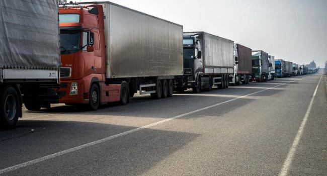 У Польщі вантажівкам заборонили обганяти інші автомобілі 