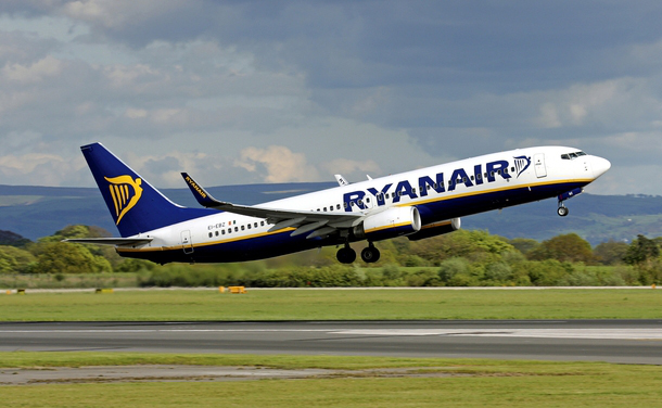 Ryanair відмовився від обов'язкової  візової перевірки для українців