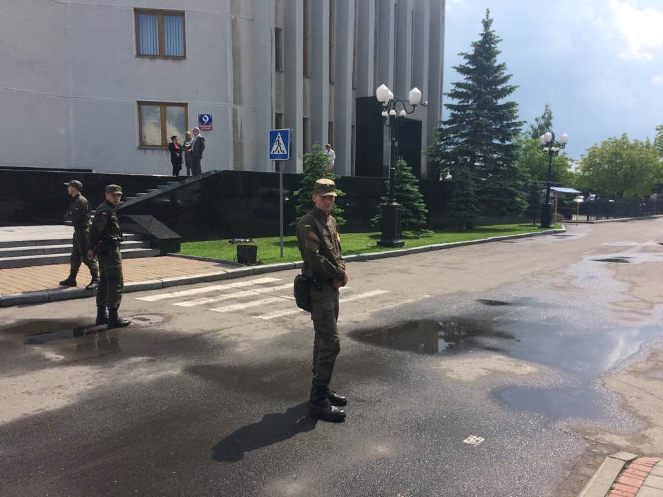 В очікуванні Президента: Волинську ОДА посилено охороняють (фото)