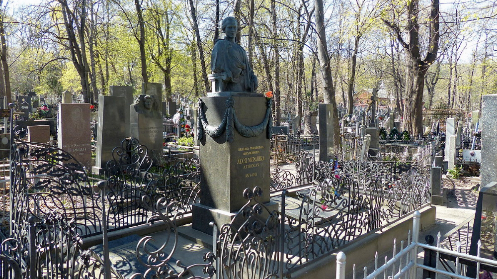 У Києві пошкодили могилу Лесі Українки