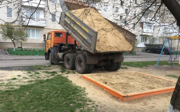 Депутат Луцькради подарував мешканцям району ЛПЗ саджанці, фарбу і пісок