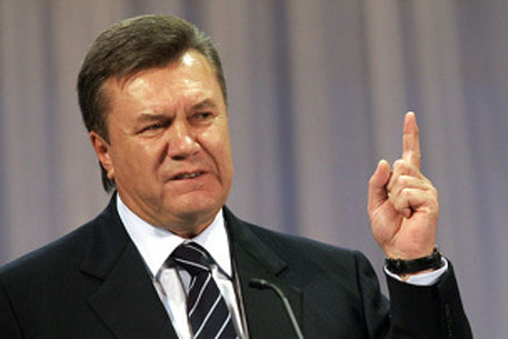Янукович судиться із «Ощадбанком» та журналісткою