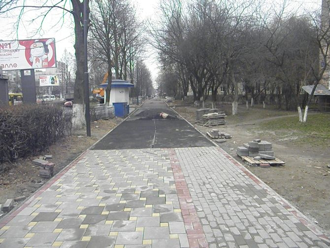 У Луцьку облаштовують пішохідну зону з велодоріжкою (фото)