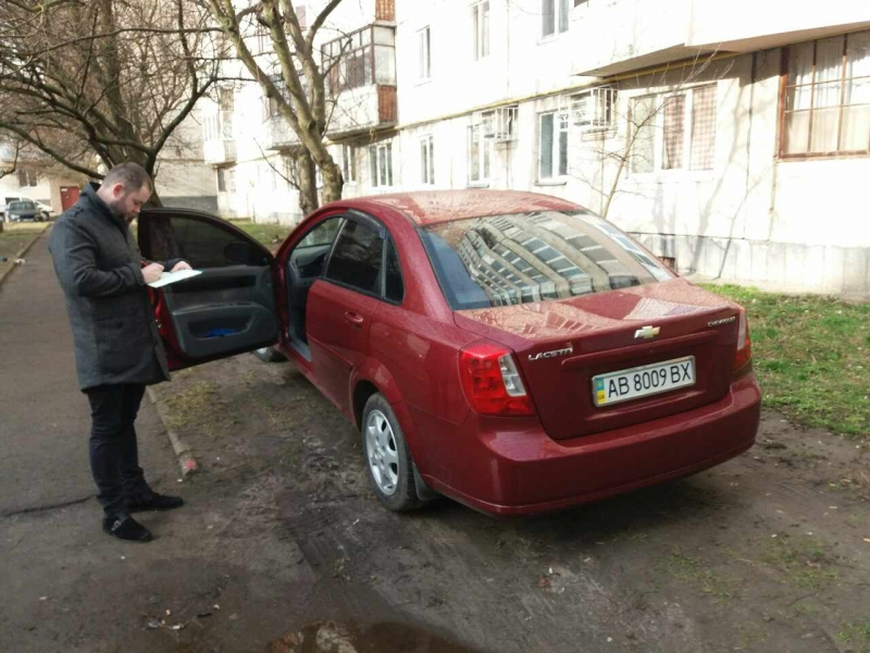 Автівки на газонах: у Луцьку знов шукали порушників (фото)