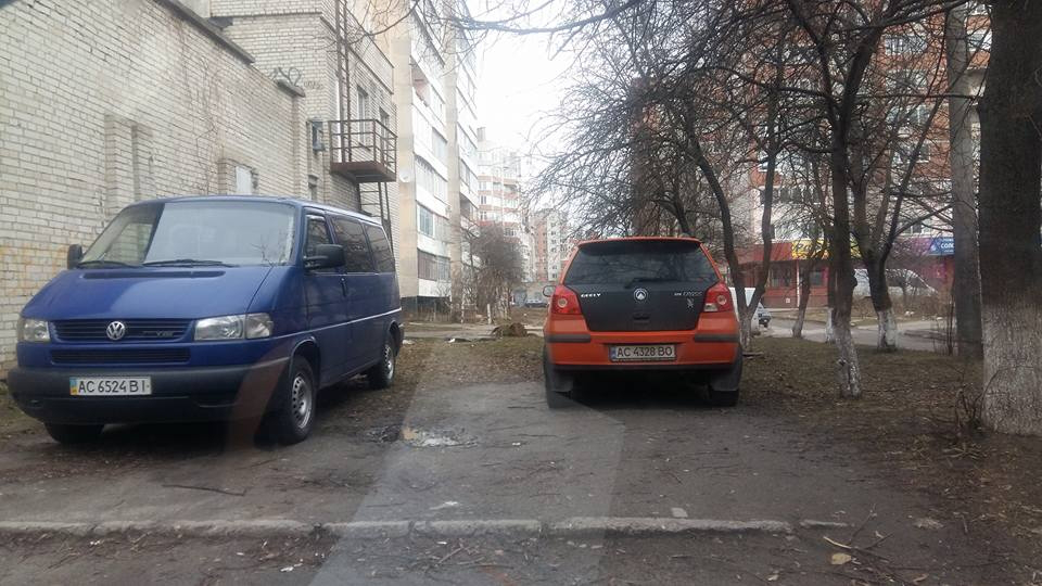 Авто купили, а паркуватись не  навчились: у Луцьку ловили порушників (фото)