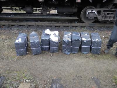 На Волині у потязі знайшли 4 тисячі пачок сигарет (фото)