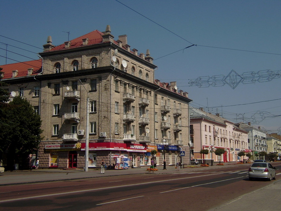 Часткові  автостоянки та  велодоріжки:  у Луцькраді обговорили реконструкцію проспекту Волі