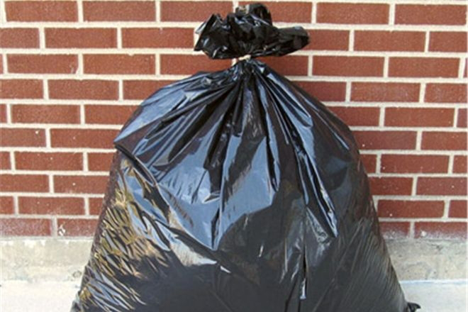 Лучани викидають пакети зі сміттям на узбіччя 