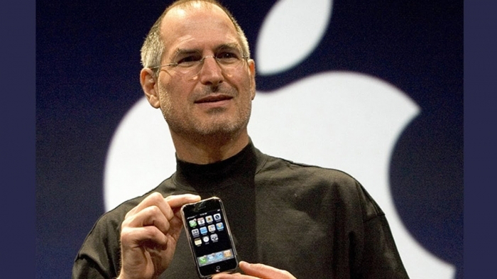 10 років тому  Стів Джобс представив iPhone