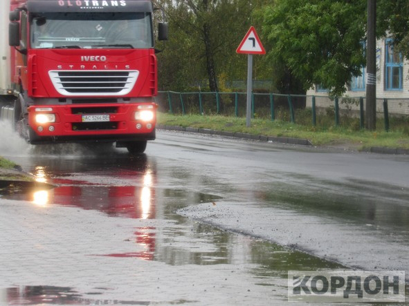 Фірма «Аміла» ремонтує дорогу у Любомлі в дощ і град, – ЗМІ (відео)