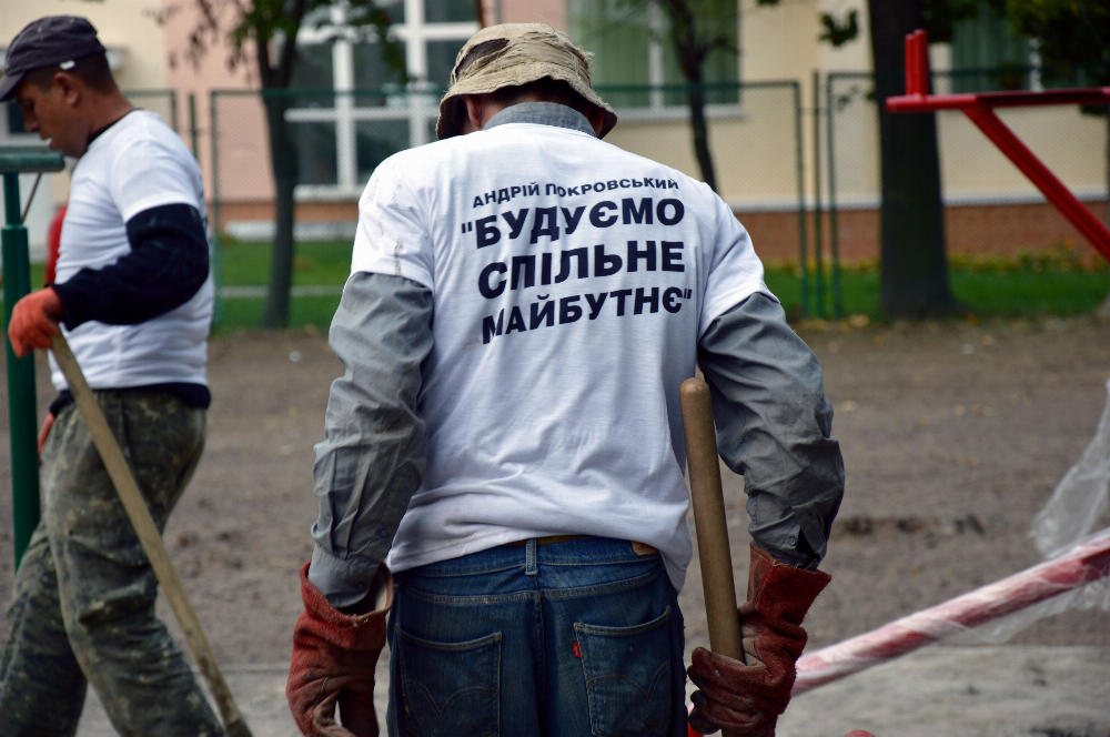Майданчики, газон та бруківка: як депутат допомагає луцькому ОСББ