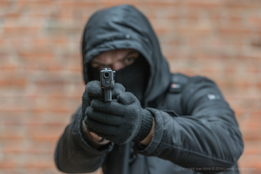Балаклава, пістолет і 50 гривень: у Луцьку засудили розбійника