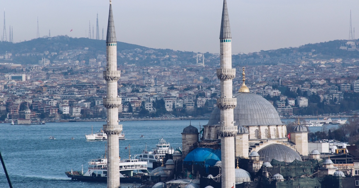 Сучасний Робін Гуд: у Стамбулі невідомий підкидає гроші бідним і гасить борги