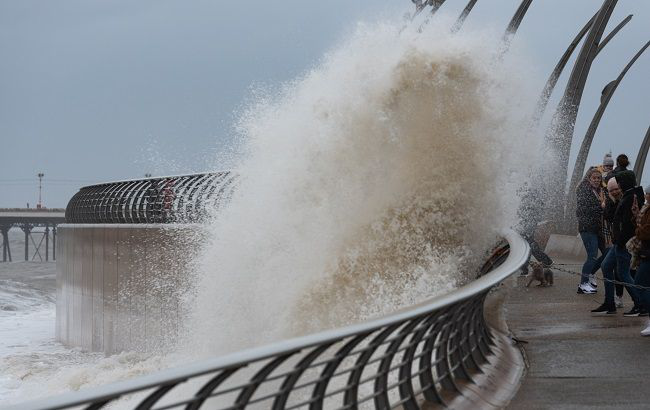 У Великобританії вирує смертоносний ураган «Денніс» (фото)
