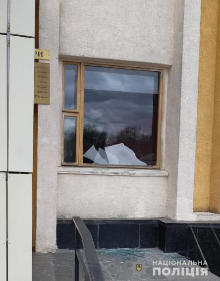 За розбиті вікна й двері в міськраді волинянину «світить» до п’яти років (фото)