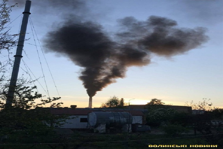 Лучани скаржаться на чорний їдкий дим із цукрового заводу