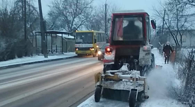 Не залишайте авто вздовж вулиць: у Луцьку працюватиме снігоприбиральна техніка (відео)