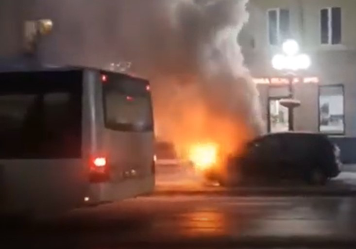 🔥 У Луцьку на проспекті Волі раптово спалахнув автомобіль (відео)