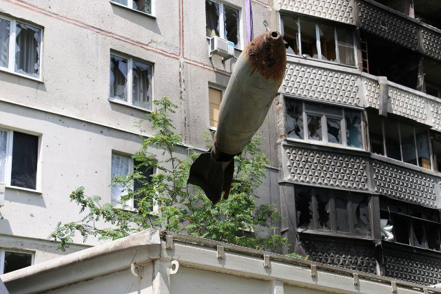 Могла стерти багатоповерхівку у попіл: У Харкові знешкодили потужну бомбу (фото, відео)