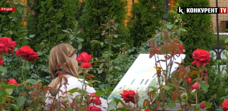 У Луцьку влаштували «трояндовий» пленер для підтримки ЗСУ (відео)