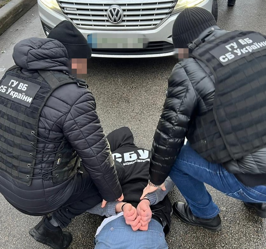 В Києві СБУшники затримали «СБУшників»,  які продавали паспорти москалям (фото)