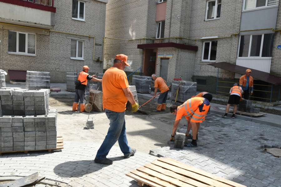 «Я особисто проти»: як у Луцьку реагують на ремонт дворів (відео)