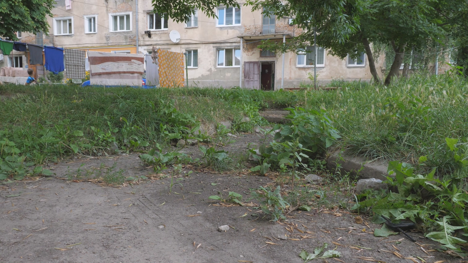Все через боржників: пояснили, чому у Луцьку не ремонтують будинок та двір на Привокзальній, 13 (фото)