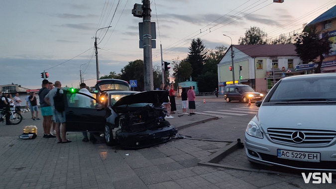 Автівки вщент: біля Старого ринку у Луцьку «влупилися» Audi та Volkswagen (фото)