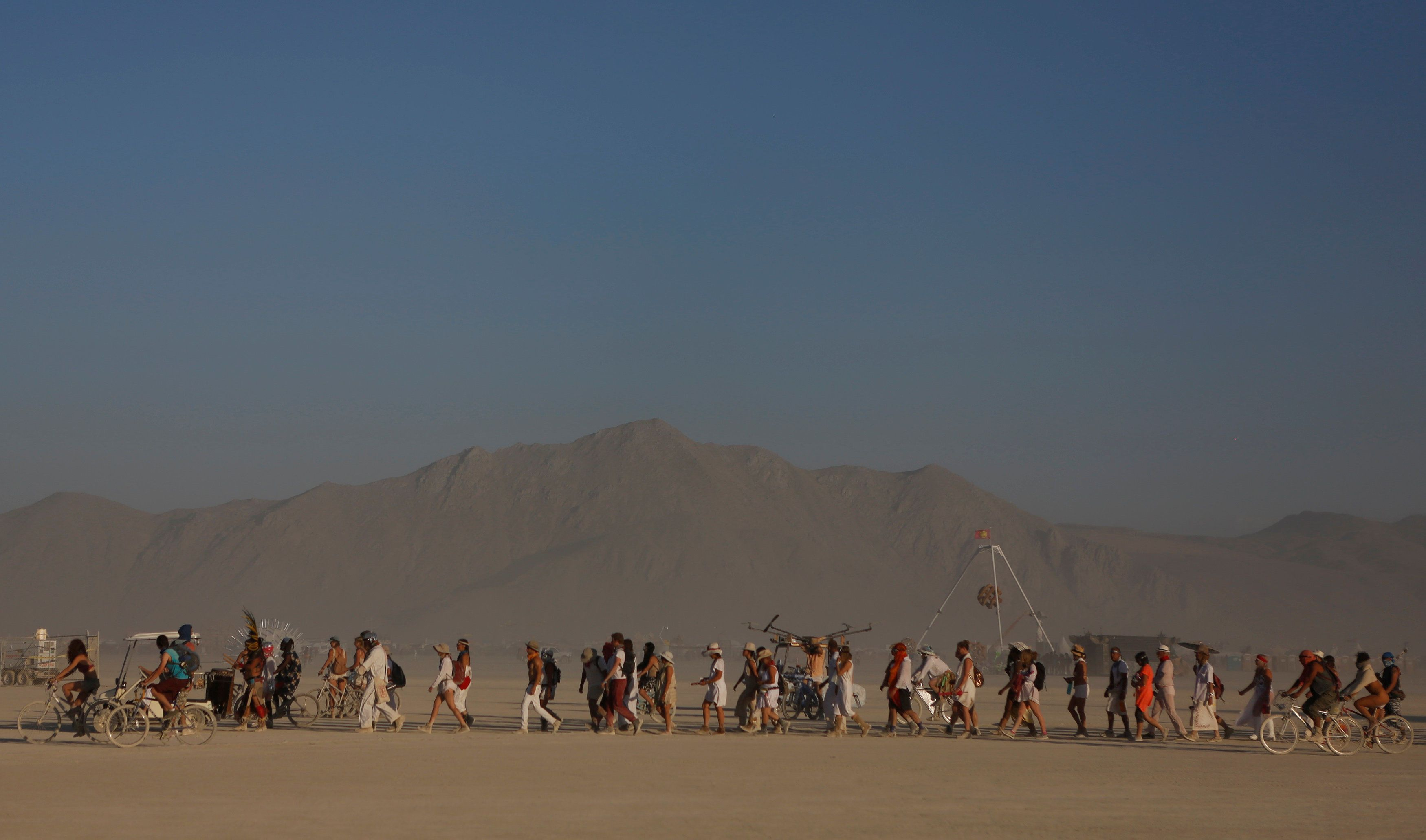 Проливні дощі зірвали Burning Man у США: учасники не можуть покинути територію заходу