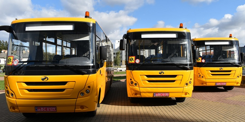 Три громади на Волині отримали нові шкільні автобуси (фото)