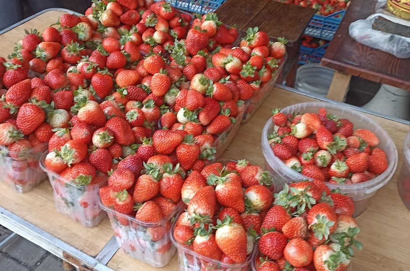 На ринку у Луцьку досі продають полуницю: які ціни (фото)