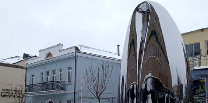 У центрі Луцька встановили двометрову скульптуру з нержавійки (фото)