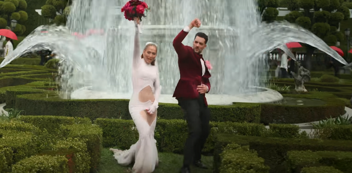 Дженіфер Лопес знялася у новому кліпі у весільній сукні українського дизайнера (відео)