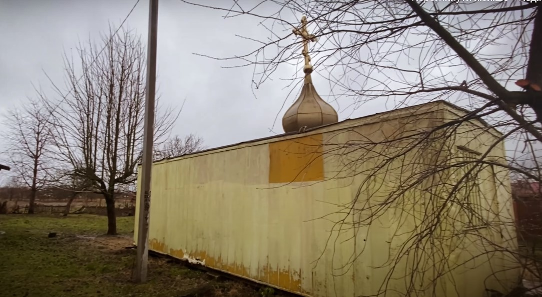 На Волині священники УПЦ «МП» встановили на контейнер купол і назвали це церквою (відео)