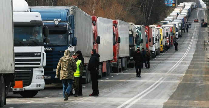 Через Ягодин «прорвалися» майже 20 вантажівок: яка ситуація на кордоні