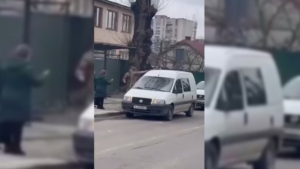 У Львові посеред вулиці працівники ТЦК заштовхали чоловіка в бус