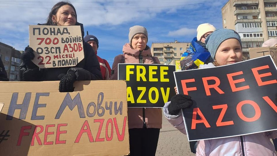 «22 страшних місяці невідомості»: у Ковелі відбулася акція на підтримку полонених азовців (фото)