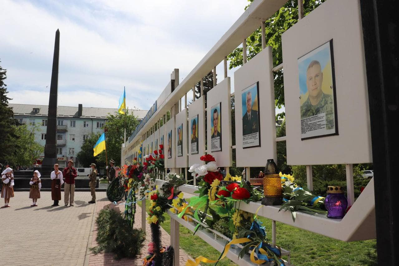 У Володимирі вкрали квіти біля пам'ятної дошки полеглому Герою