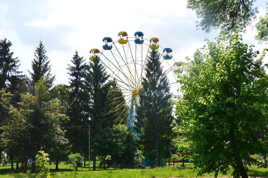 «Оглядове колесо» у луцькому парку встановлять на новому місці: коли його запустять