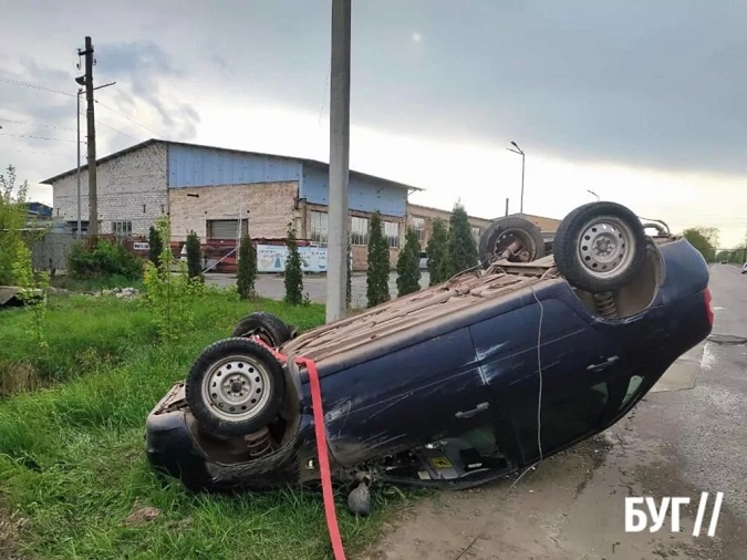 Водій перевищив швидкість: у Нововолинську «лада» перевернулась на дах (фото)