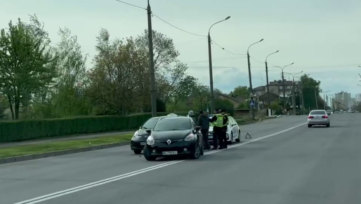 У Луцьку на вулиці Дубнівській сталася аварія – на місці працює поліція (відео)