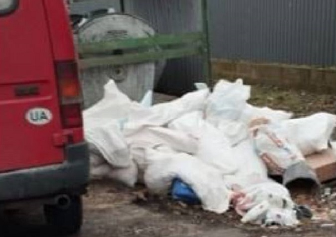 У Луцьку «зозуля» підкидав з автомобіля сміття у чужі контейнери (фото)