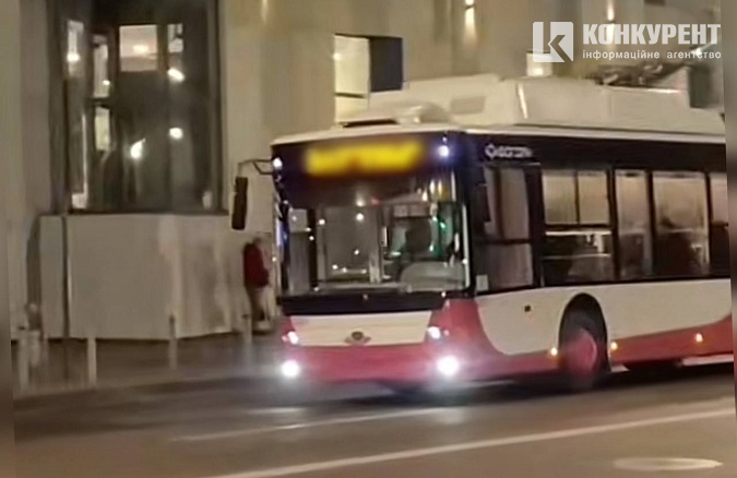 У Луцьку помітили тролейбус з новим яскравим написом (відео)