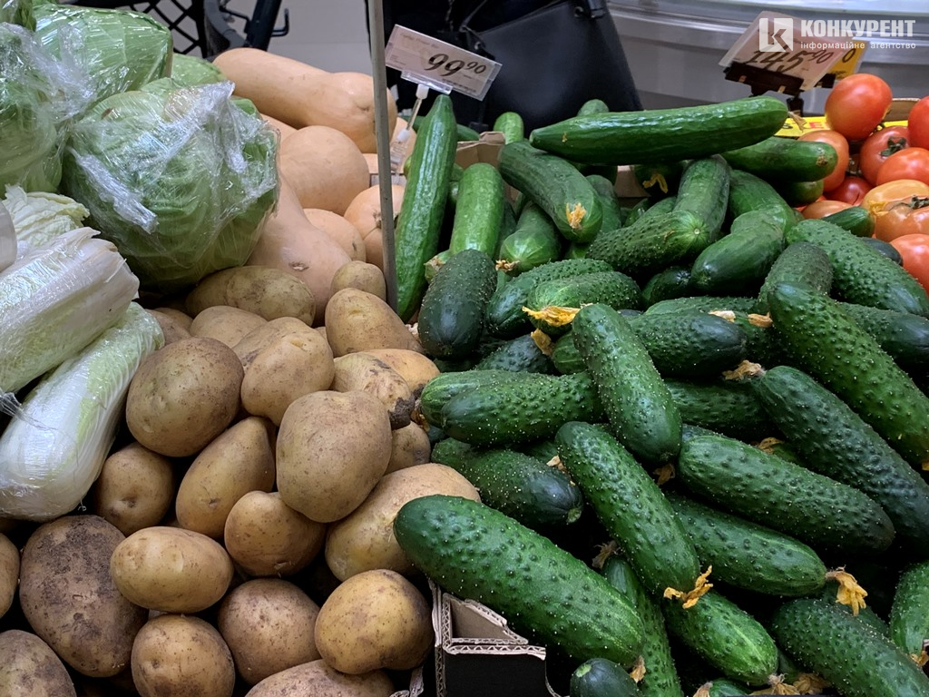 На ринках у Луцьку – рекордно висока ціна на огірки (фото)