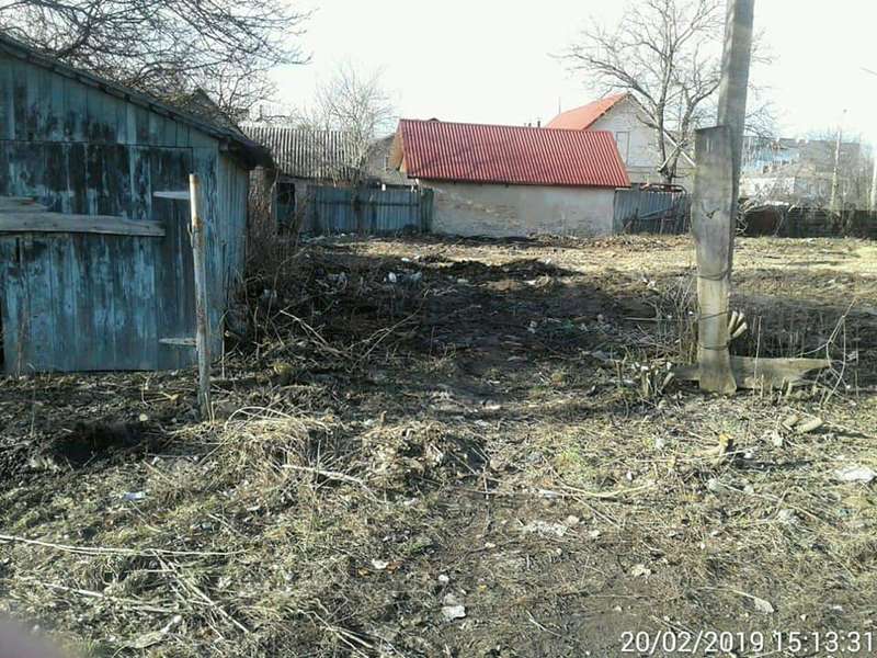 Зламаний паркан і сміття: у Луцьку занедбали земельну ділянку (фото)