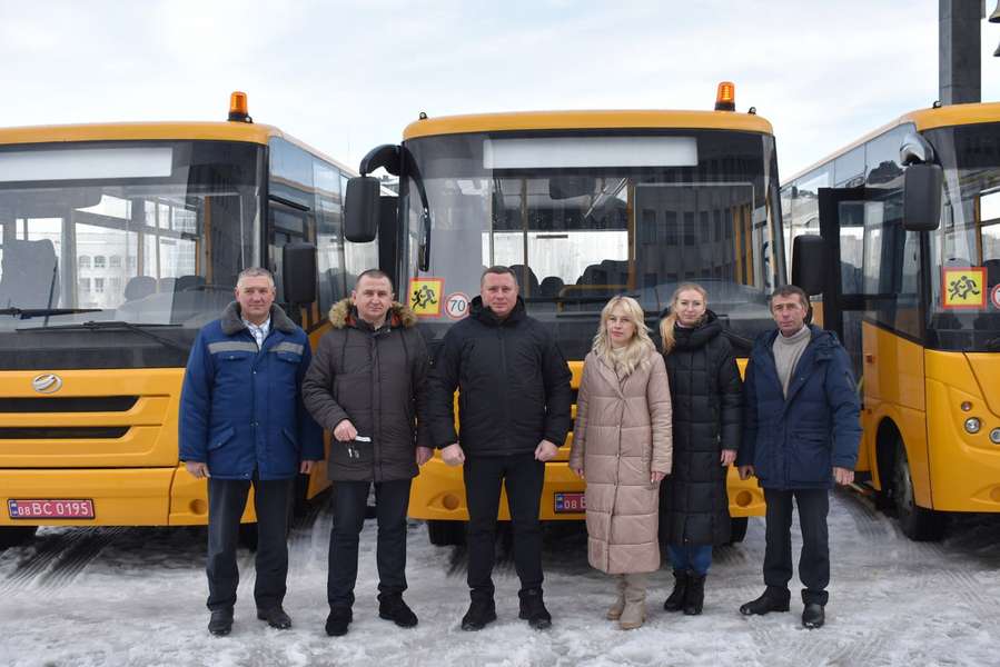 На Волині три громади отримали нові шкільні автобуси (фото)