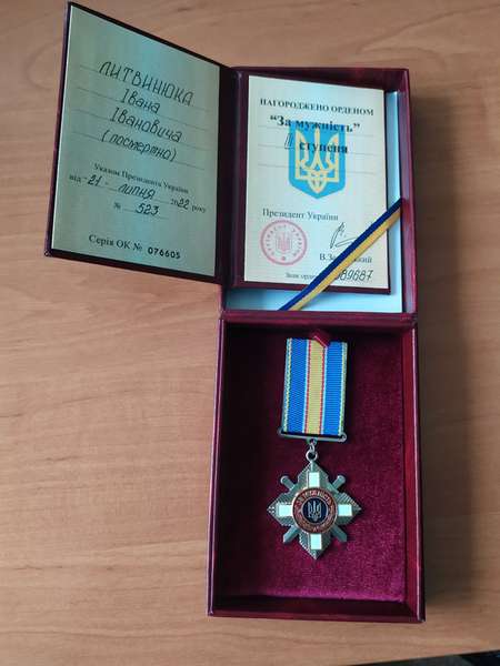 Батькам загиблого Героя Івана Литвинюка вручили орден «За мужність» (фото)