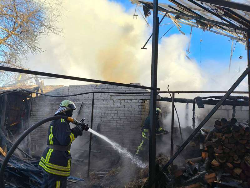 У Ратному горить будівля – ліквідація пожежі триває (фото)
