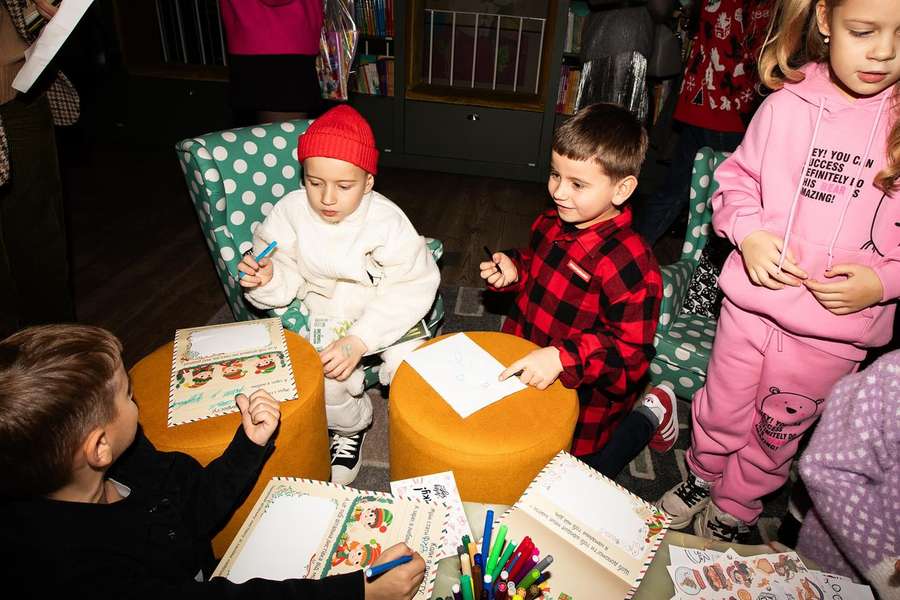 Артист з Луцька MONATIK презентував свою книгу для малюків (фото)